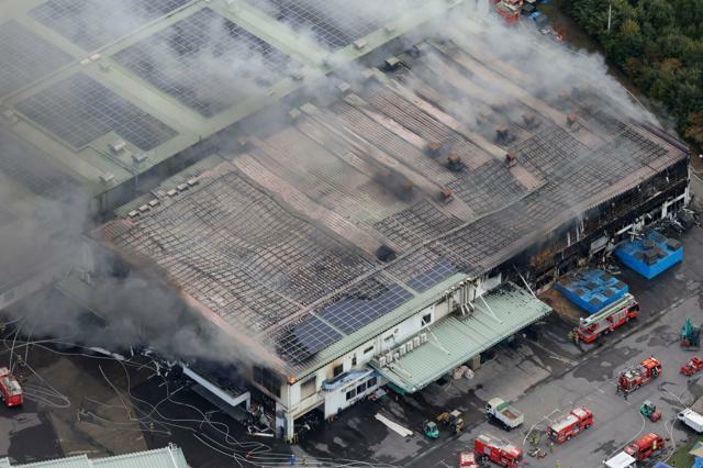 煙を上げて燃えるホクトの工場=2024年10月30日午後1時20分、長野県上田市塩川、朝日新聞社ヘリから、小林正明撮影