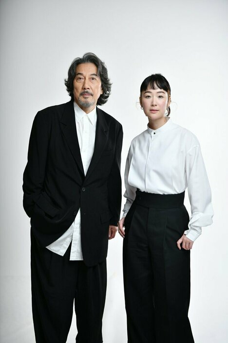 役所広司さんと黒木華さん（写真：門間新弥）