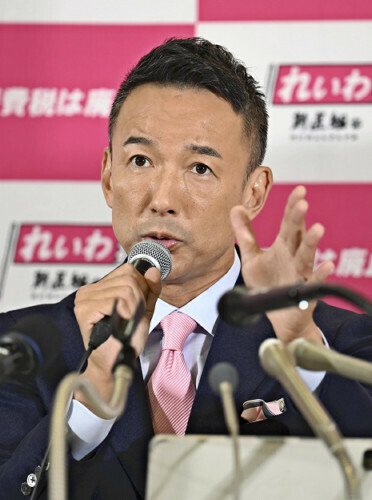 記者の質問に答えるれいわ新選組の山本代表（２７日午後９時１３分、東京都新宿区で）＝杉本昌大撮影