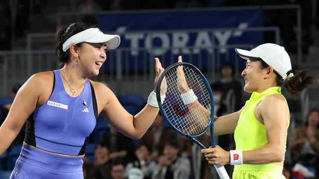 テニスダブルスの青山修子選手、穂積絵莉選手ペア（写真：時事）