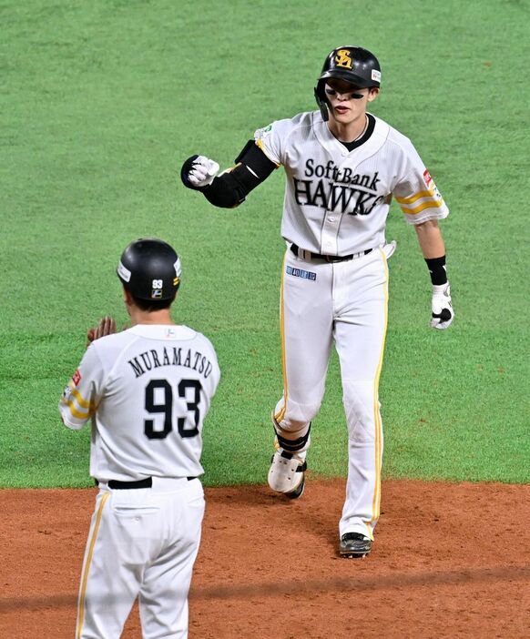 4回2死一、三塁、勝ち越し適時打を放ち、ガッツポーズをする周東（撮影・佐藤雄太朗）