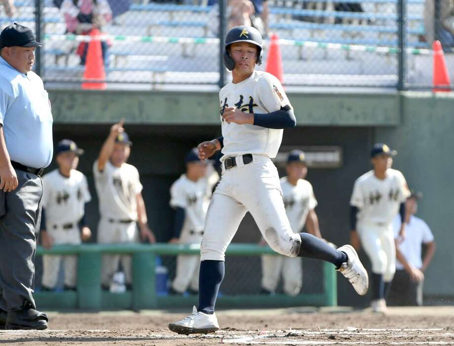 １回裏神村、今岡の適時打で生還する三走今井＝平和リース