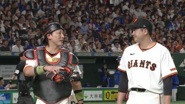 ベンチへ戻る小林誠司選手と菅野智之投手（画像：日テレジータス）