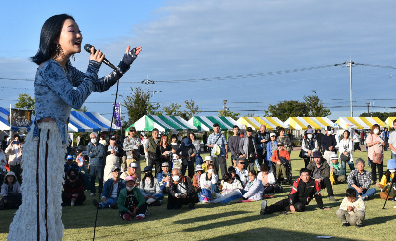 Noeさん（左）のライブを楽しむ来場者＝埼玉県行田市のさきたま古墳公園で2024年10月20日、中山信撮影