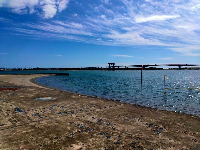 絶景を眺めながら釣りを楽しめる弁天島海浜公園（撮影：山下謙三）