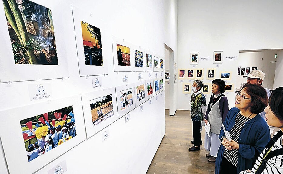 県学生写真コンクールの出品作が並んだ会場