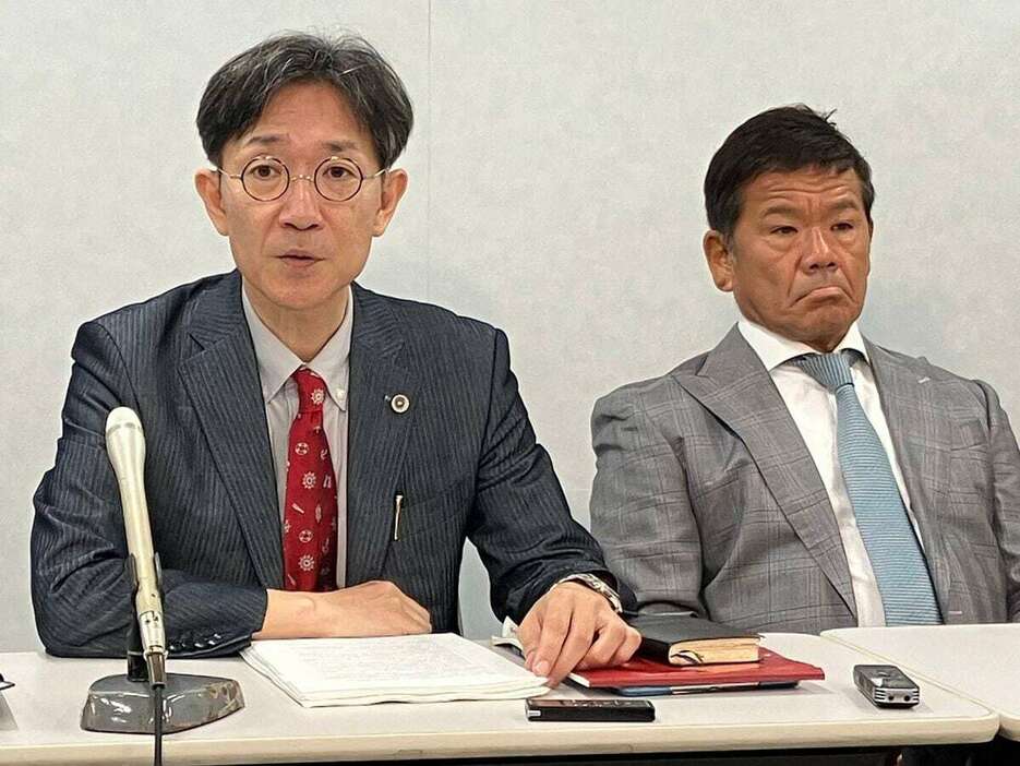 大阪地検特捜部の主任検事だった蜂須賀三紀雄・神戸地検刑事部長を告発したプレサンスコーポレーションの山岸忍元社長（右）＝４日、大阪市