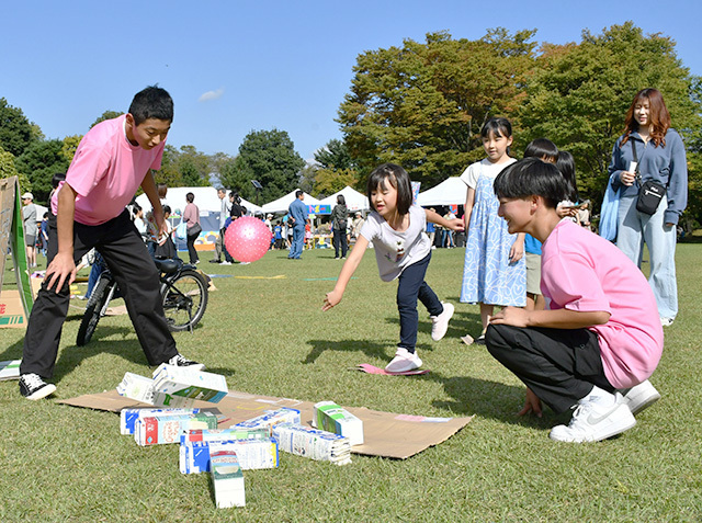 ゴムボールで牛乳パックを倒すボーリングを楽しむ子どもたち＝上山市民公園