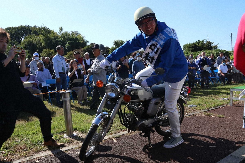 ＜衆院選2024　茨城7区＞出発式でバイクにまたがる中村勇太氏