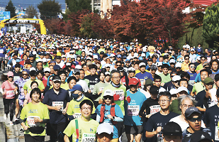 好天の下で行われた第36回諏訪湖マラソン。大勢のランナーが秋の湖畔を駆け抜けた