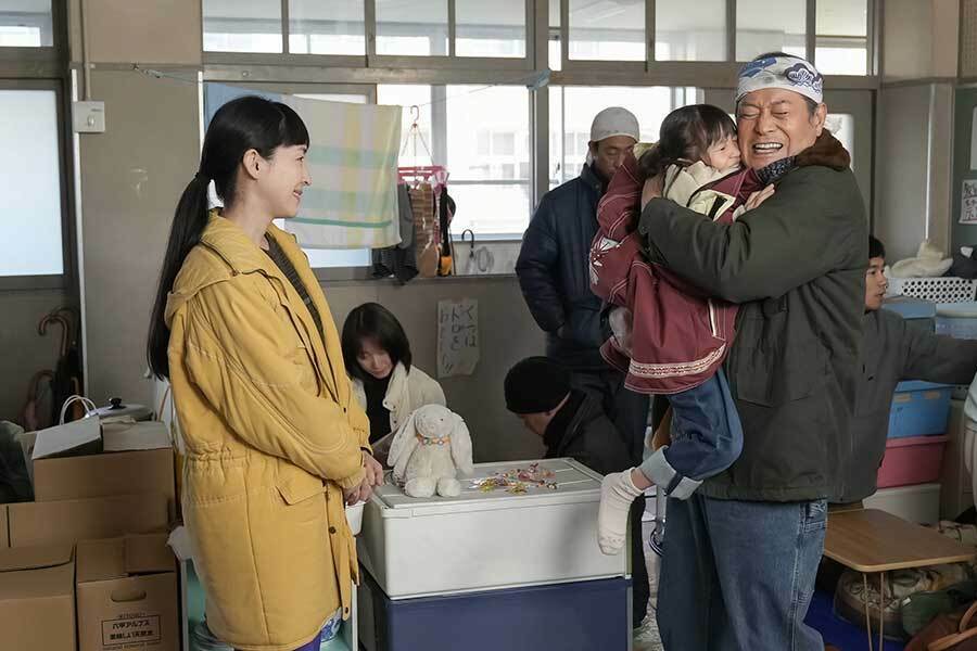 愛子（左＝麻生久美子）や結（磯村アメリ）と再会した永吉（松平健）【写真：(C)NHK】