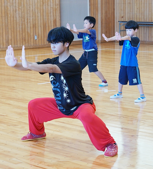 昨年11月に開講した教室で子どもたちに指導する丸山さん＝兵庫県丹波篠山市郡家で