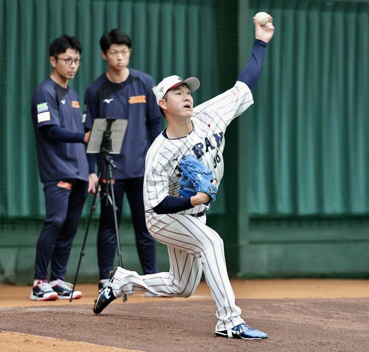 ブルペンで投げ込む鈴木翔天（カメラ・小林　泰斗）