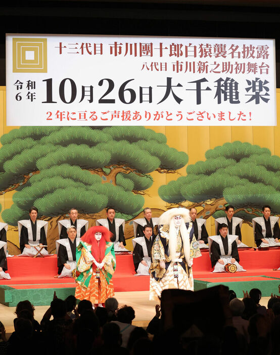 千秋楽を終えて、あいさつをする市川團十郎（右）と市川新之助（カメラ・義村　治子）