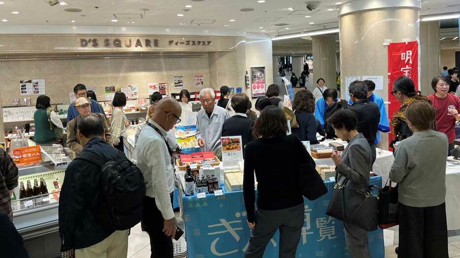 栗菓子や柿菓子を買い求める人たち＝大阪・梅田、大阪駅前ダイヤモンド地下街の「ディーズスクエア　ディアモール大阪」