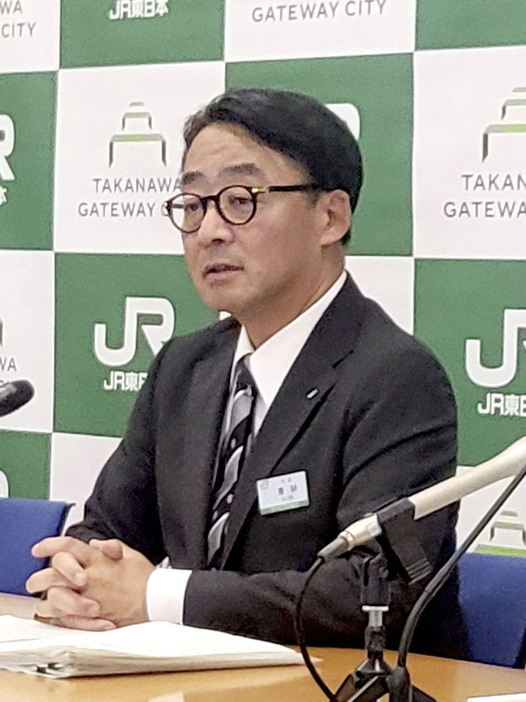 JR東日本本社で定例記者会見する喜勢陽一社長＝8日午後、東京都渋谷区