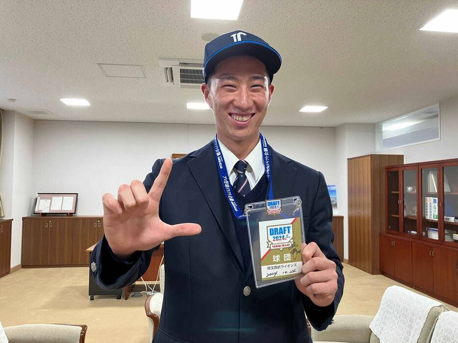 西口監督らから指名挨拶を受けた西武ドラフト1位・齋藤大翔（石川・金沢高、球団提供）