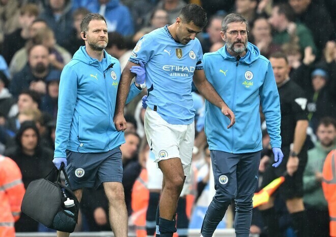 試合数の多さに警鐘を鳴らしていたロドリも大怪我を負った。(C) Getty Images