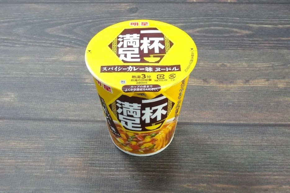 明星食品 明星 一杯満足 スパイシーカレー味ヌードル