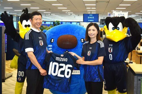 みずほ銀行でなでしこジャパンの試合をPRした鮫島彩さん