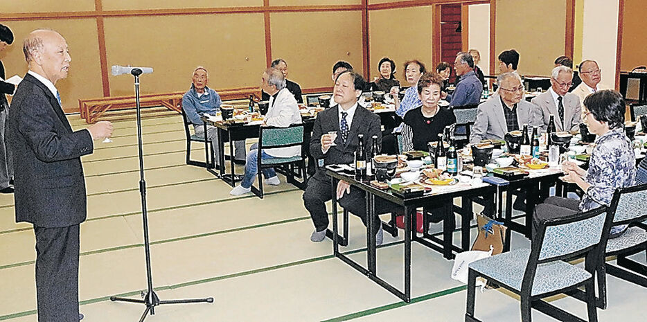 活動２０年を祝う会員＝２０日、砺波市内の料理店