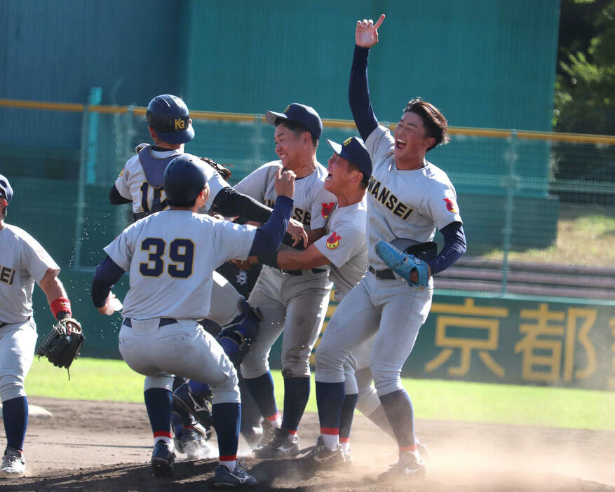 関学大対京大1回戦　歓喜の輪を作る、主将・小川（写真右から3人目）率いる関学大ナイン