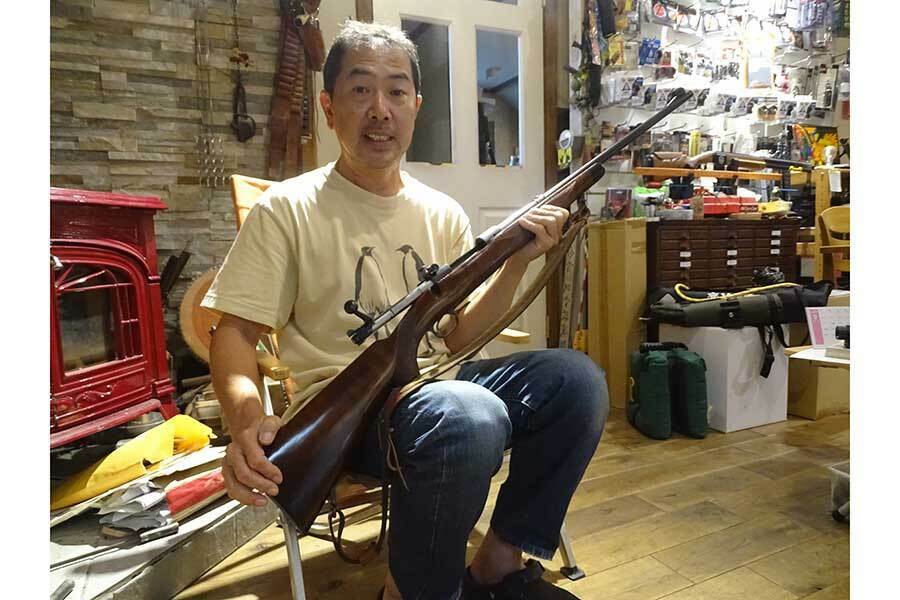 猟銃専門店オーナーという異色の肩書きを持つ佐藤さん【写真：ENCOUNT編集部】