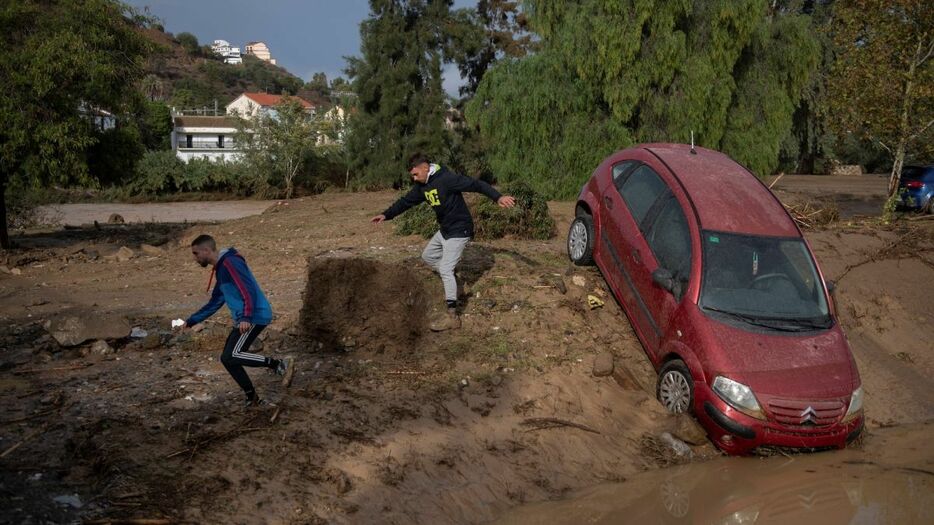 土砂とともに流された車＝２９日、スペイン南部アンダルシア州マラガ近郊