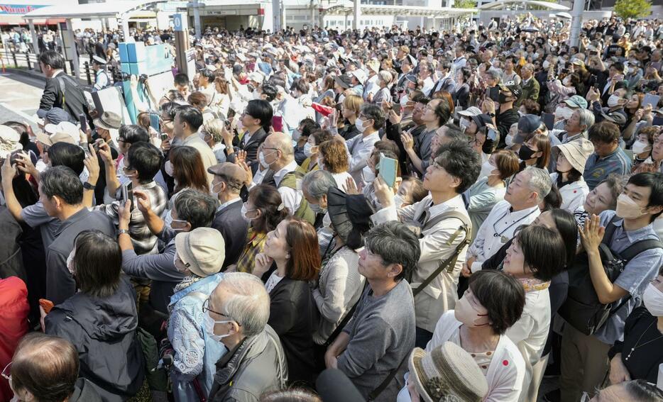 街頭演説に集まった有権者ら＝20日午後、大阪府内