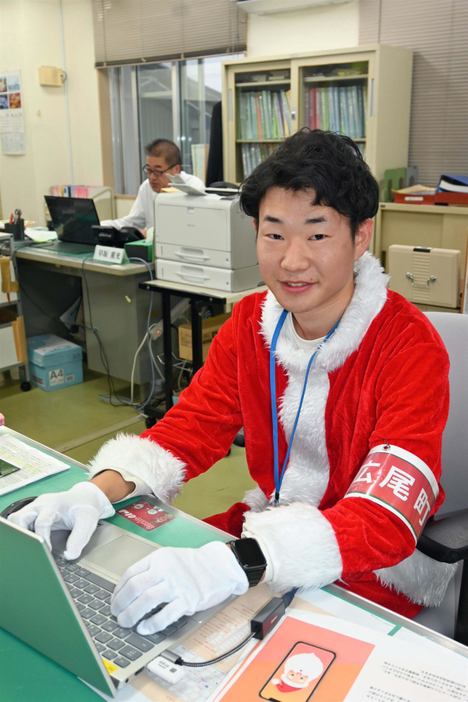 サンタの衣装で1日を過ごす関本さん。「クリスマスまでやり遂げたい」と話している