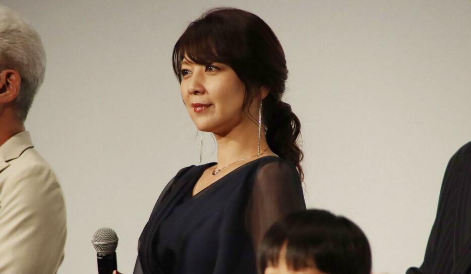 映画「室井慎次　敗れざる者」の初日舞台あいさつに登壇した飯島直子さん