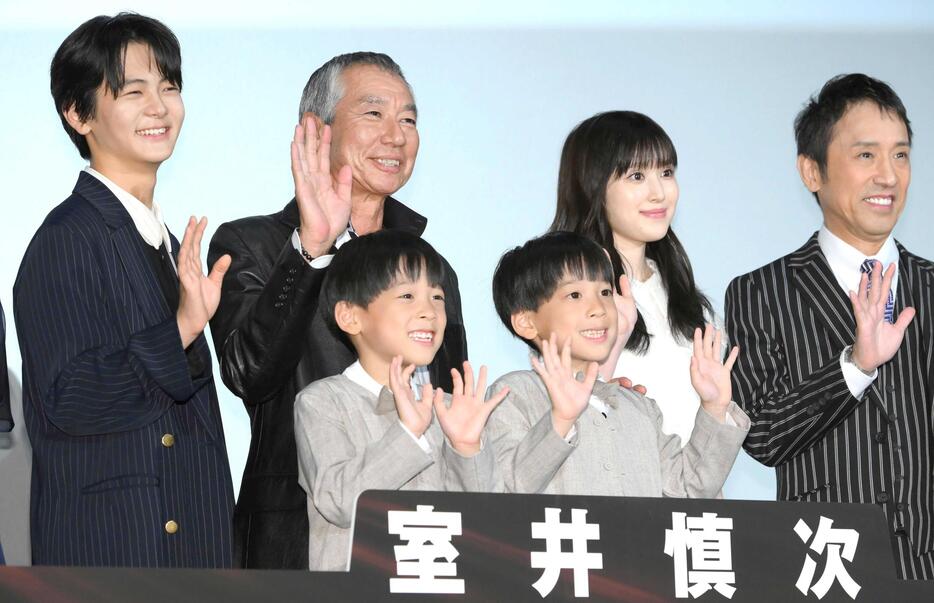 　手を振る（左から）齋藤潤、柳葉敏郎、福本莉子、筧利夫。（手前同）前山くうが、前山こうが（撮影・堀内翔）