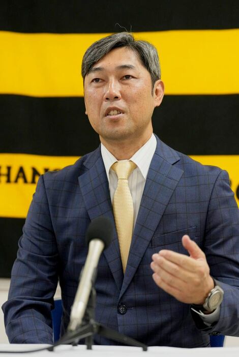 就任会見で記者の質問に答える阪神・金村暁投手コーチ＝西宮市内（撮影・甘利慈）