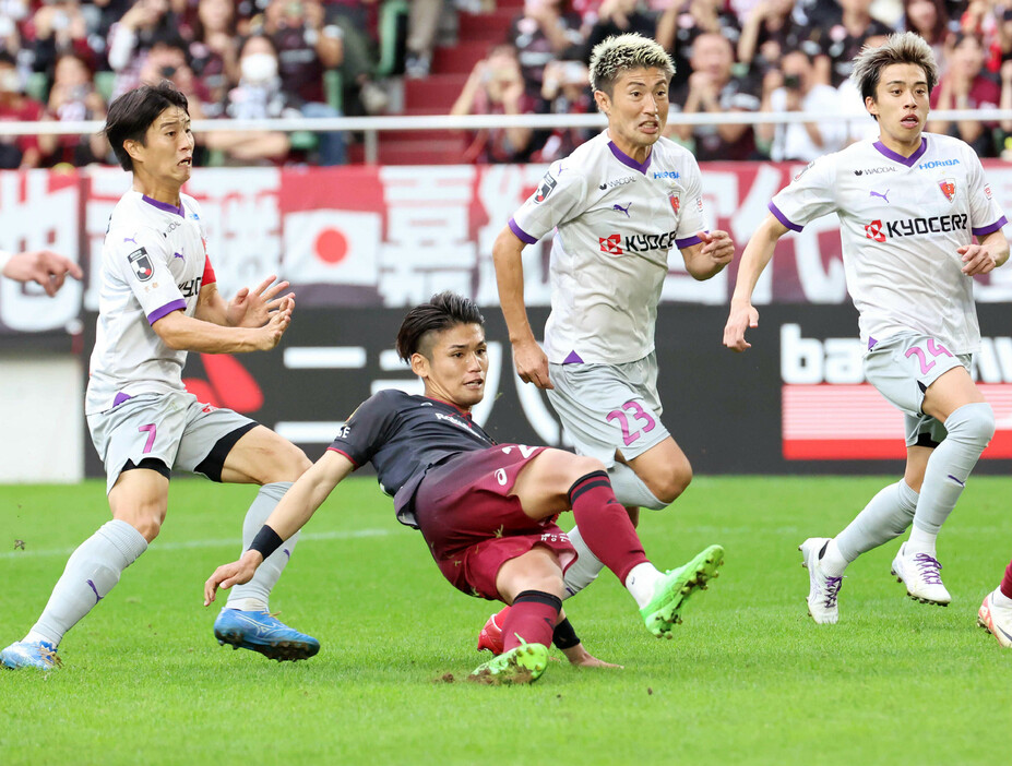 サッカーの第１０４回天皇杯全日本選手権は２７日、準決勝２試合が行われ、神戸は京都を２―１で下し、５大会ぶりの決勝進出。写真は後半、勝ち越しのゴールを決める佐々木（左から２人目）＝ノエビアスタジアム神戸