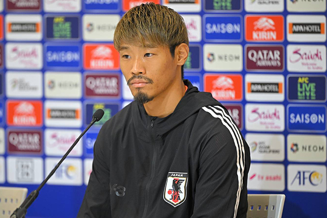 公式会見でチーム力について話した守田。写真：金子拓弥（サッカーダイジェスト写真部）