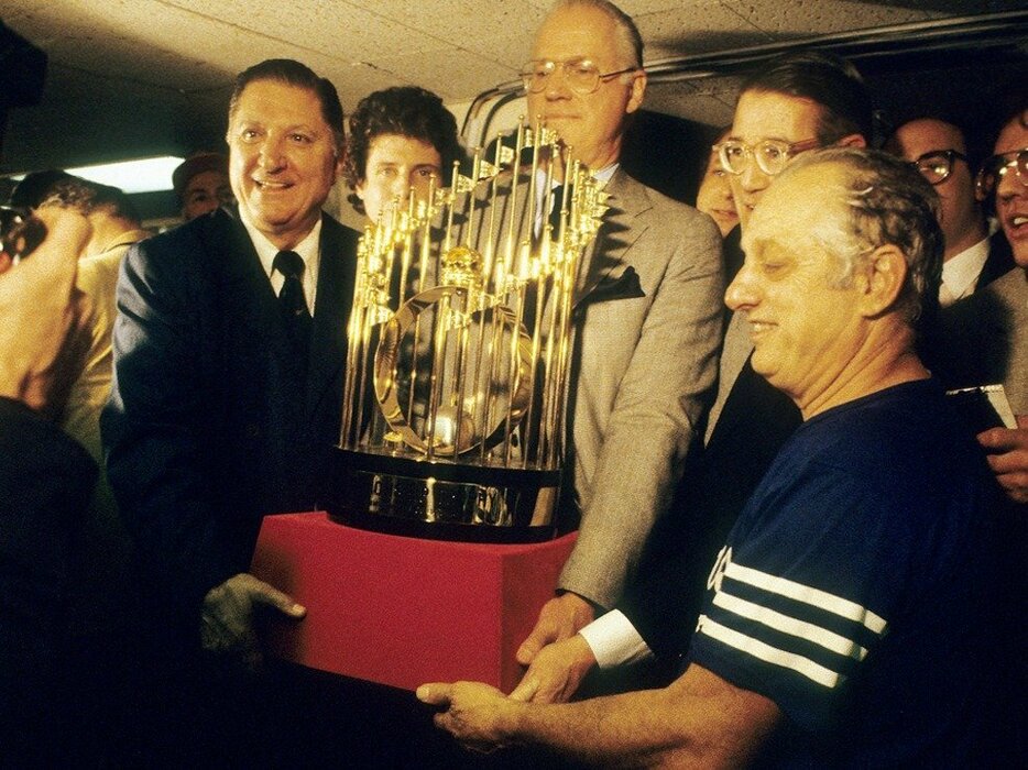 1981年の優勝トロフィーを持つドジャースのラソーダ監督（右）とオマリー会長（中央） photograph by Getty Images