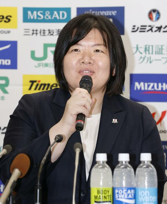 柔道日本代表で初の女性監督に就任し、記者会見する塚田真希さん＝9日午後、東京都文京区の講道館