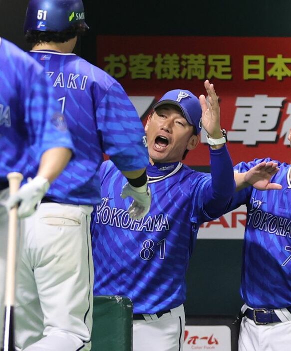 ソロ本塁打を放った宮崎選手を迎える三浦大輔監督（写真：時事）