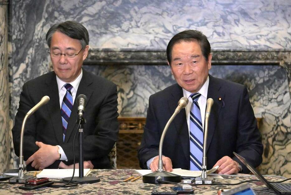 衆院解散に伴う議長退任会見に出席した額賀福志郎氏。左は衆院副議長を退任した海江田万里氏=国会内