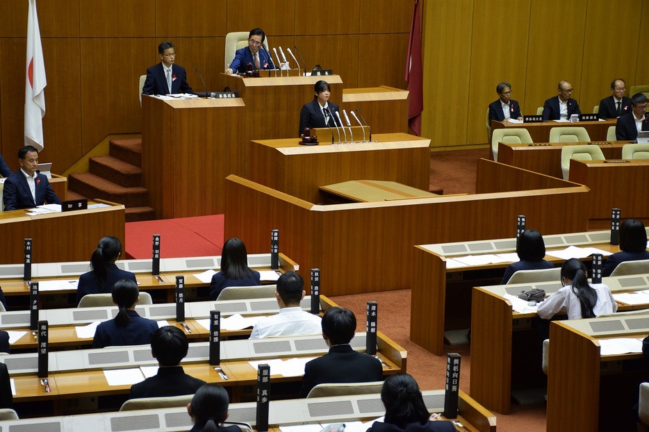 登壇して質問する山本さん（県議会議場で）