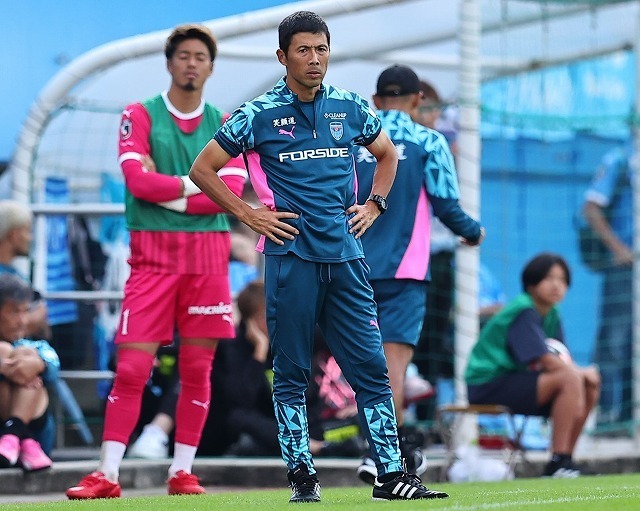 横浜FCで就任３年目の四方田監督。ホーム最終戦でJ１昇格を勝ち取れるか。写真：梅月智史（サッカーダイジェスト写真部）