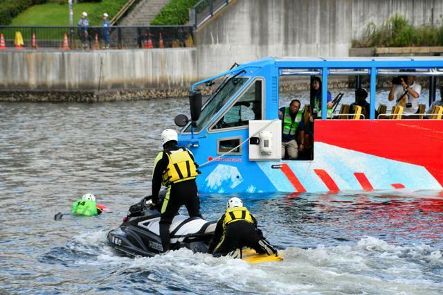 訓練では、水難者に近づき、水から引き上げる手順を確認した=2024年10月7日午前11時25分、東京都江東区豊洲5丁目、比嘉展玖撮影