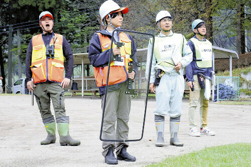 出没したクマを大声で威嚇して追い払う参加者（２３日、川場村中野で）