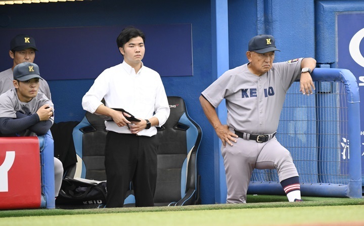 チーム打率.178。慶大・堀井監督[右端]は打開策を練ってきているが、なかなか結果に結びつかないのが現状だ[写真=矢野寿明]