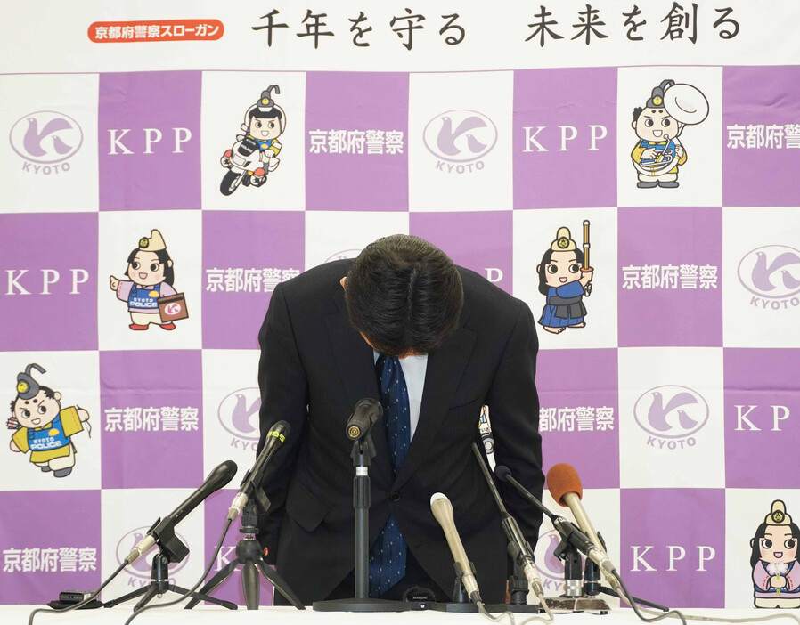 離任記者会見の冒頭、頭を下げる京都府警の白井利明本部長＝１１日午後、京都市上京区