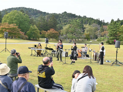 来場者と一体となり、観自在王院跡に軽やかな音を響かせる出演者