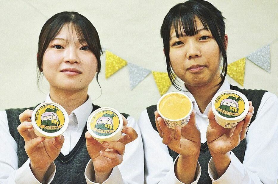 数量限定で新発売したカボチャ味の「南高アイス」（和歌山県みなべ町芝で）