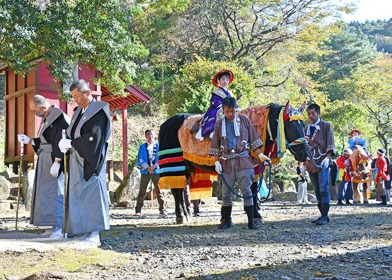 室根神社特別大祭が始まり、南流神社を参詣する袰先陣