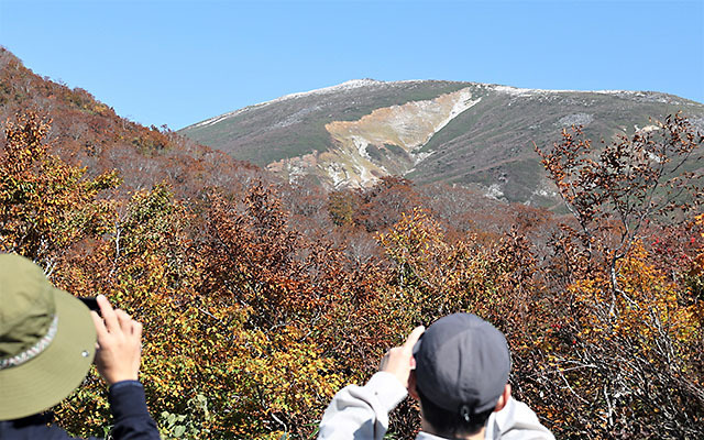 うっすらと白い雪に覆われた月山の頂上付近＝西川町・姥沢駐車場