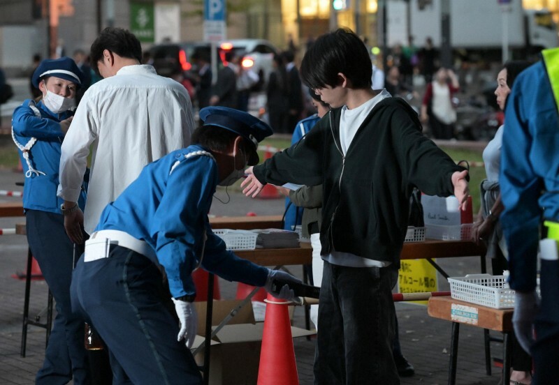 石破茂首相の応援演説会場入り口で手荷物検査を行う警備員ら＝名古屋市中区で2024年10月22日、山崎一輝撮影